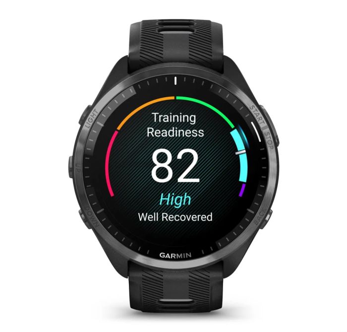 Годинник Garmin Forerunner 965 з сірим титановим безелем, чорним корпусом та чорним/сірим силіконовим ремінцем