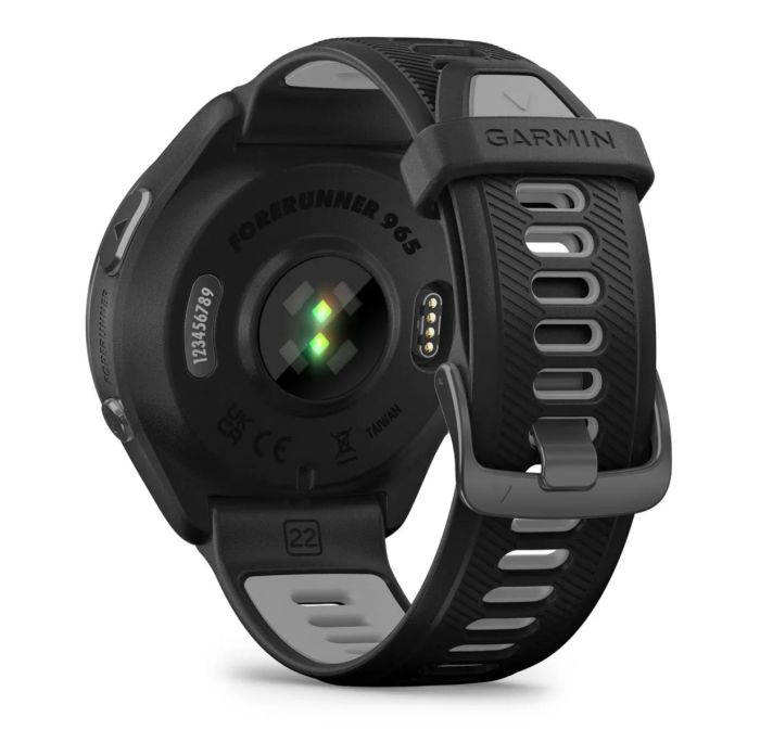 Годинник Garmin Forerunner 965 з сірим титановим безелем, чорним корпусом та чорним/сірим силіконовим ремінцем
