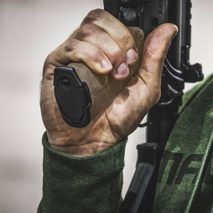 Руків’я пістолетне Magpul MOE+® Grip для AR15/M4 Flat Dark Earth MAG416