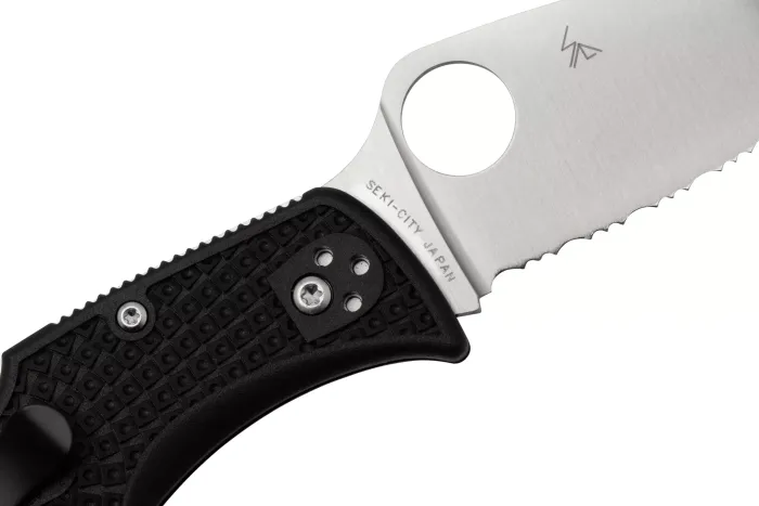 Ніж складаний Spyderco Leafjumper Lightweight Serrated VG-10 Black FRN C262SBK